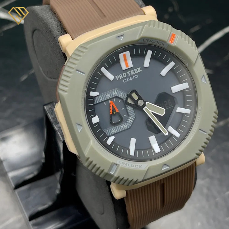 ساعت کاسیو پروترک Casio Protrek؛ موتور ژاپن، رنگ قهوهای خاکی با بند رابر