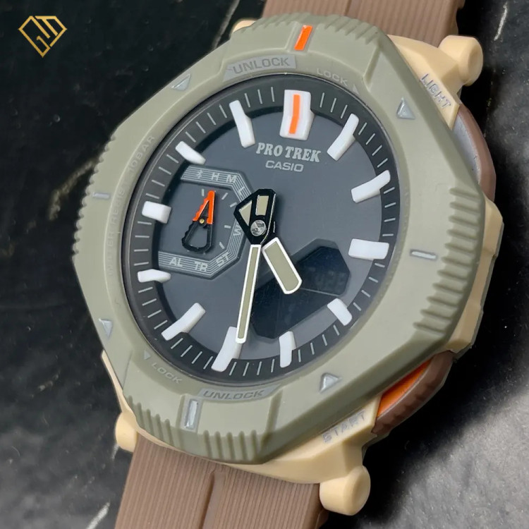 ساعت کاسیو پروترک Casio Protrek؛ موتور ژاپن، رنگ قهوهای خاکی با بند رابر
