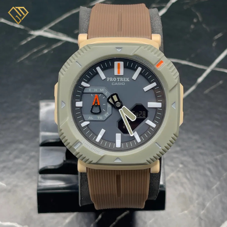 ساعت کاسیو پروترک Casio Protrek؛ موتور ژاپن، رنگ قهوهای خاکی با بند رابر