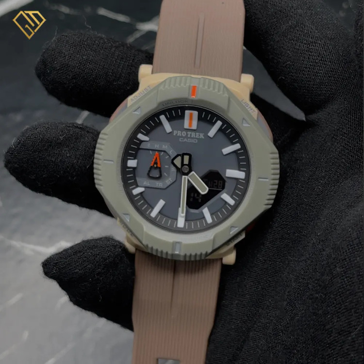 ساعت کاسیو پروترک Casio Protrek؛ موتور ژاپن، رنگ قهوهای خاکی با بند رابر
